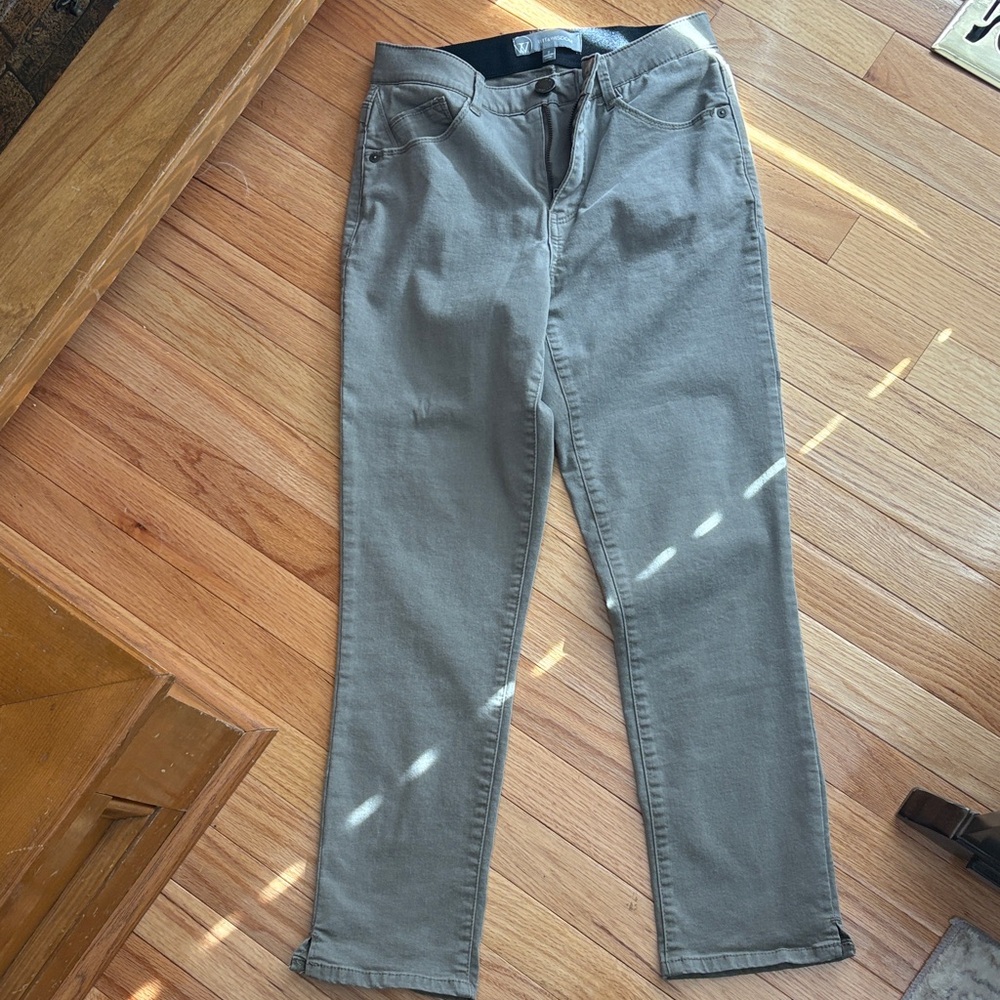 Like new khaki pants with 2% spandex. Size 2. Very comfortable.
